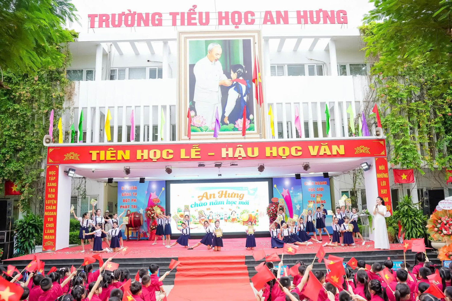 RỘN RÀNG TIẾNG TRỐNG KHAI TRƯỜNG, VỮNG BƯỚC TỚI TƯƠNG LAI